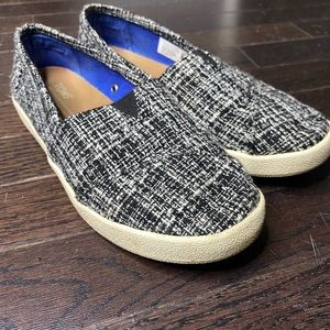 Black and White TOMS